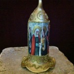 Campana de cristal pintada a mano. Visitación de la Virgen María a su prima Santa Isabel.